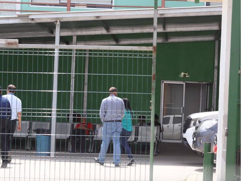En el municipio de Villanueva, los pacientes están siendo atendidos de forma temporal en un edificio en la calle principal, mientras remodelan la clínica.