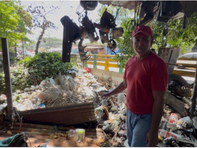 Don Santos Novoa espera por ayuda, pues su casa se inundó de basura y agua. Perdió todo su material de trabajo en el taller donde hacía labores de soldadura.