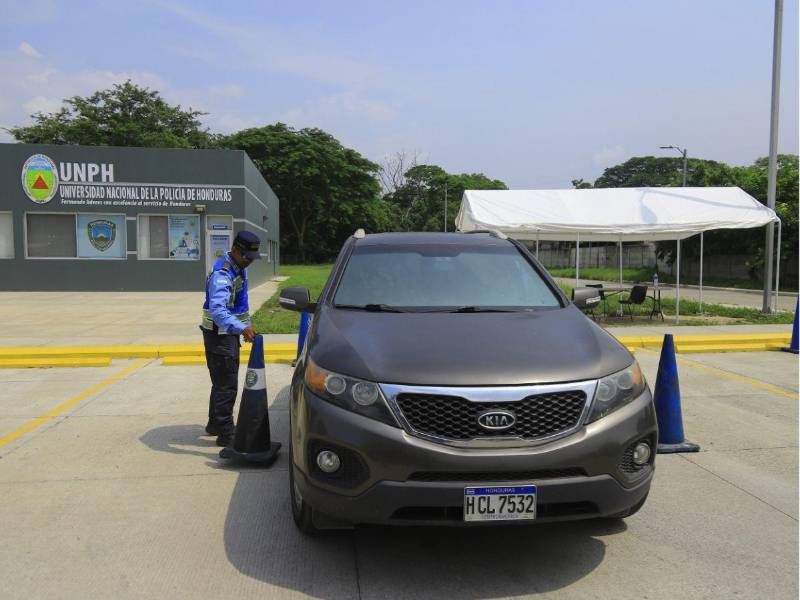 A partir de 2026, la Dirección Nacional de Vialidad y Transporte (DNVT) en Honduras actualizó el examen práctico de manejo para hacerlo más riguroso. Entre los cambios se incluye una inspección técnica previa del vehículo, la ejecución de maniobras obligatorias específicas —como el viraje en U en tres puntos, reversa en Y y estacionamiento— y, en el caso de motocicletas, el control total del equilibrio.