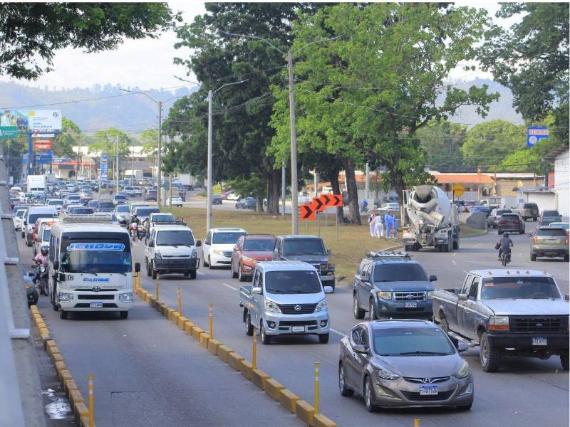 Entre 2025 y 2026, el parque vehicular aumentó en 418,082 unidades, al pasar de 3,544,524 a 3,962,606 vehículos.