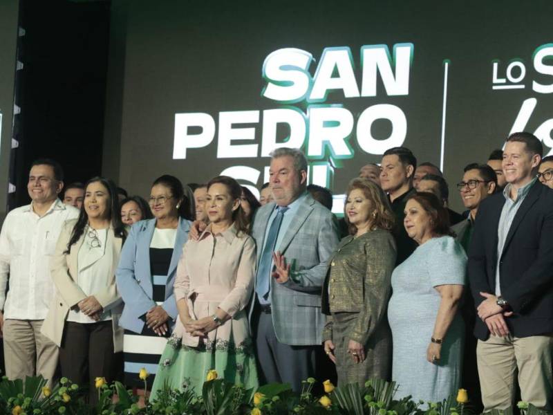 Contreras con su esposa Zoila y los miembros de la corporación municipal saliente.