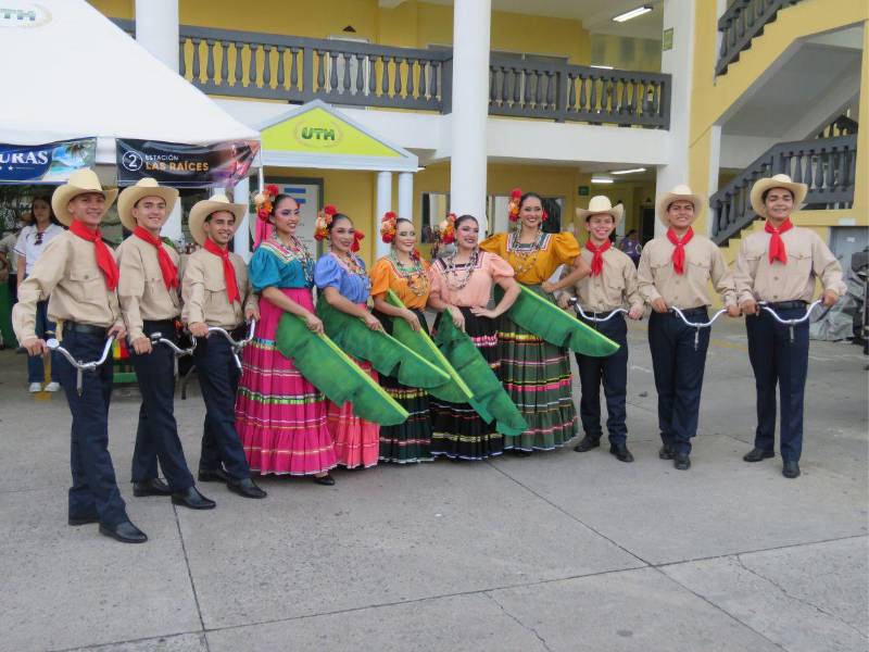 Grupo de Ballet Folklórico Ópalo.