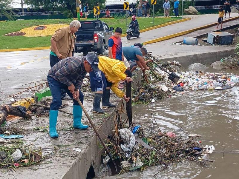 Trabajadores municipales retiran la basura acumulada en los drenajes de uno de los vados de la zona alta de la San Pedro Sula. Restos de árboles y bolsas de basura se observan en la zona. Copeco mantiene en alerta amarilla los departamentos de Islas de la Bahía, Cortés, Colón, Santa Bárbara, Yoro y Atlántida.