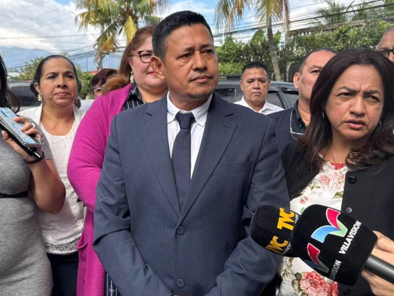 El Licenciado José Roberto López es el director del Centro de Educación Básica Padre Claret y el pasado 30 de enero asumió la Dirección Departamental de Cortés