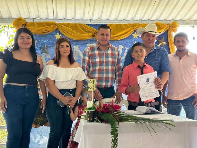El diputado junto a su esposa, Lesbia Solórzano, sus hijos y el alcalde de Gualcinse, Milton Bautista, en un evento cuando ya presentaba problemas de salud.