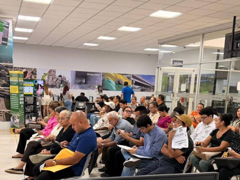 Muchos sampedranos están llegando a última hora para aprovechar la amnistía o buscar un arreglo de pago.