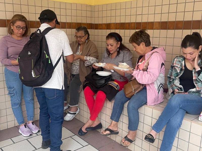 Comen de pie pues no se retiran del pasillo temerosos de que al no encontrarse en el pasillo pierdan sus derechos ya que no les asignan funciones.