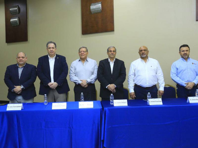 Representantes del Gobierno y la empresa privada conformaron la mesa principal en la presentación a los medios de la Expo Logística Honduras 2025.