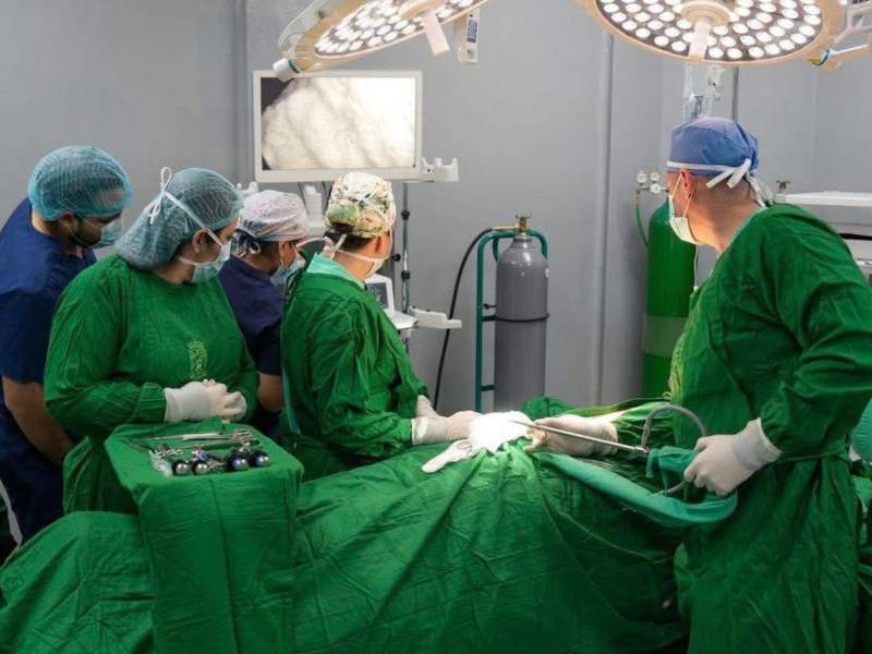 La cirugía fue de vesícula y resultó exitosa. La paciente fue dada de alta el mismo día, pues no hay servicio de hospitalización.