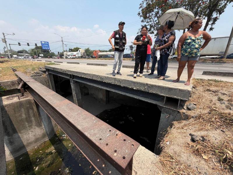 Los vecinos pidieron a las autoridades municipales que realicen una supervisión y se aseguren que el canal no quede obstruido.