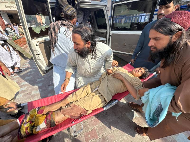 Una persona herida durante el sismo es trasladada al hospital.