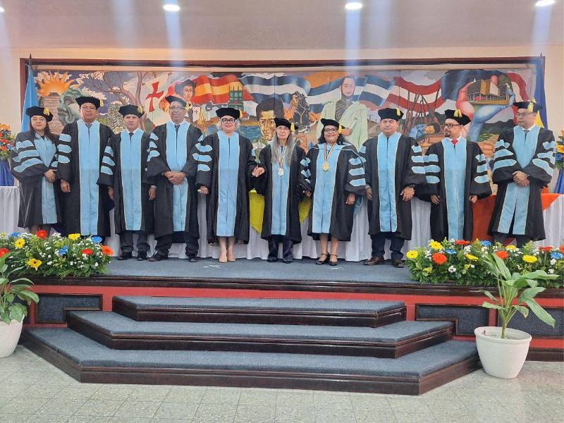 Las autoridades de la Universidad Pedagógica Nacional Francisco Morazán, junto a la doctora Umaña.