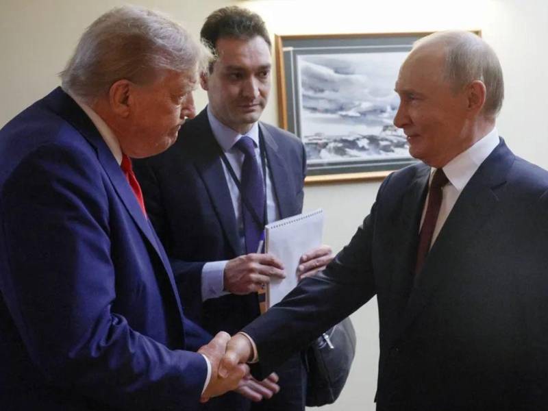 Imagen de archivo de Donald Trump y Vladímir Putin en una reunión en la Base Conjunta Elmendorf-Richardson en Anchorage, Alaska, EE. UU.