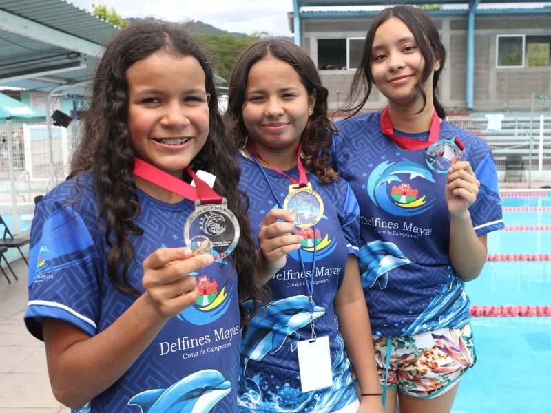 Las integrantes del equipo Tiburones de Honduras celebran el triunfo obtenido en la Copa Delfines Mayas 2026.