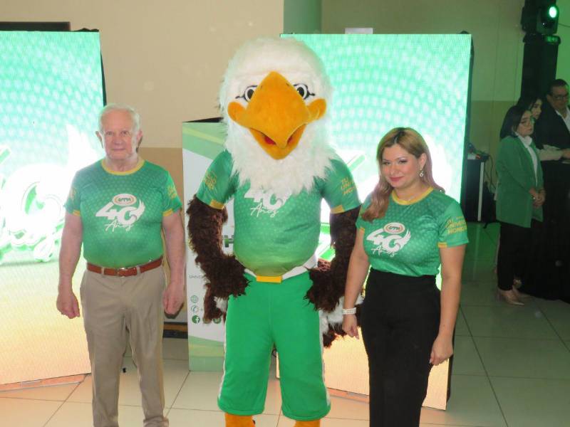 UTH inicia la celebración de su 40 aniversario con el lanzamiento de su camisa conmemorativa