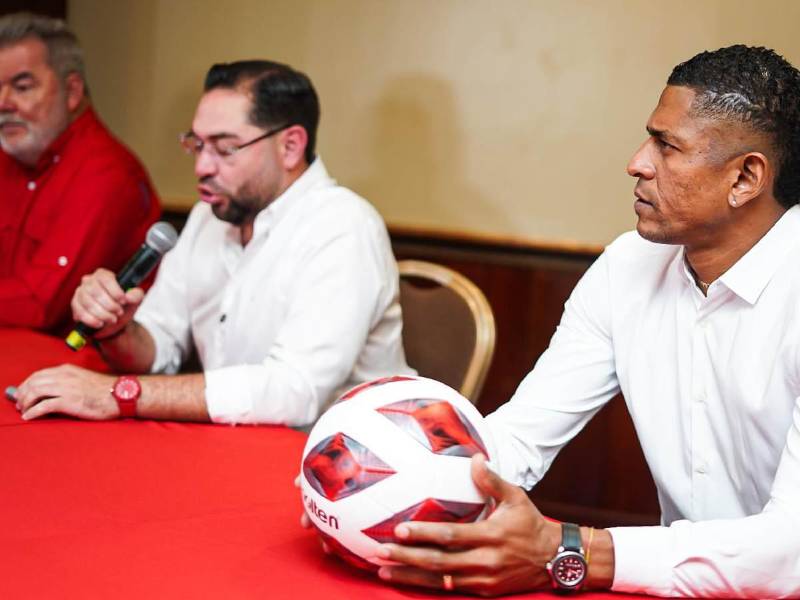 Carlo Costly se lanza a la política en Honduras.