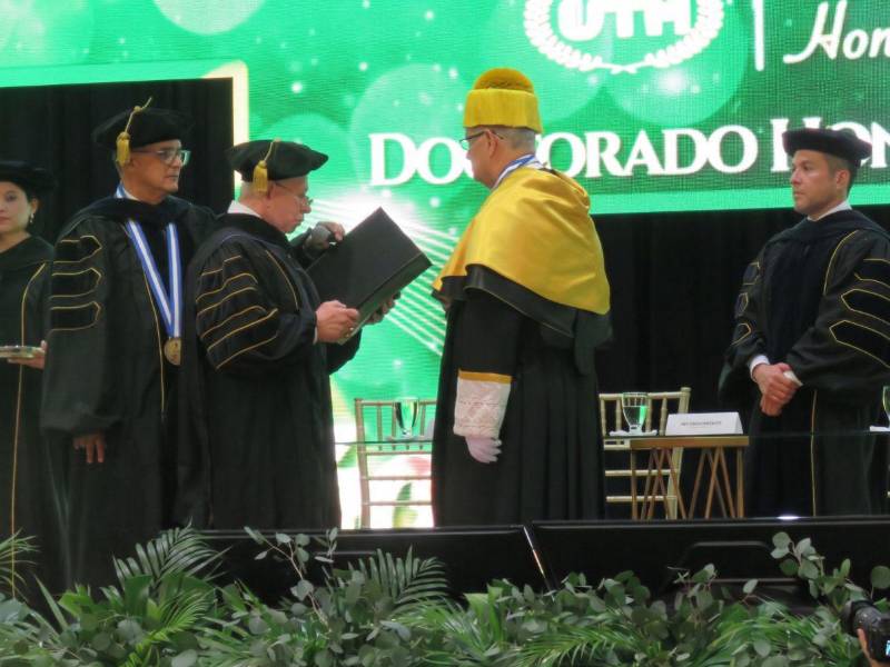 Don Roger Valladares hace entrega del diploma que acredita a Juan Bendeck como Doctor Honoris Causa.