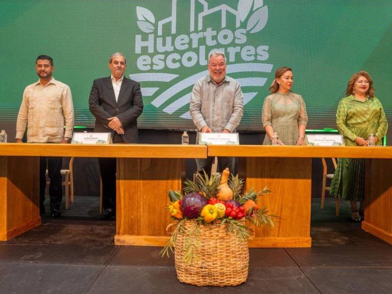 En el lanzamiento estuvieron presentes las autoridades de la ciudad a fin de impulsar el programa educativo.