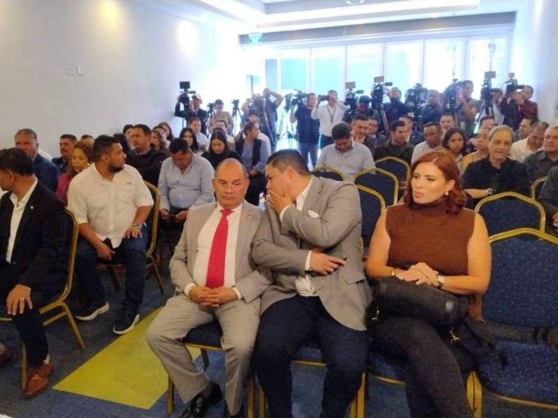 Diputados opositores reunidos en un hotel capitalino este viernes.