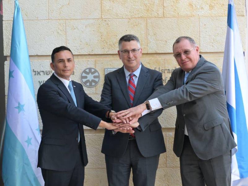 El ministro de Exteriores de Israel, Gideon Saar junto a los ministros de Defensa y de Seguridad de Honduras, Enrique Rodríguez Burchard y Gerson Velásquez Aguilera.