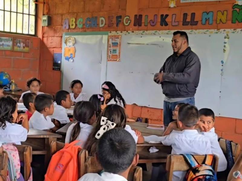 José Carlos Ochoa, el “Profe”, imparte clases desde el 2 de marzo de 2023 en la Escuela Ángel Zúniga Huete, ubicada en la comunidad de Tezapa, municipio de Guata, Olancho.