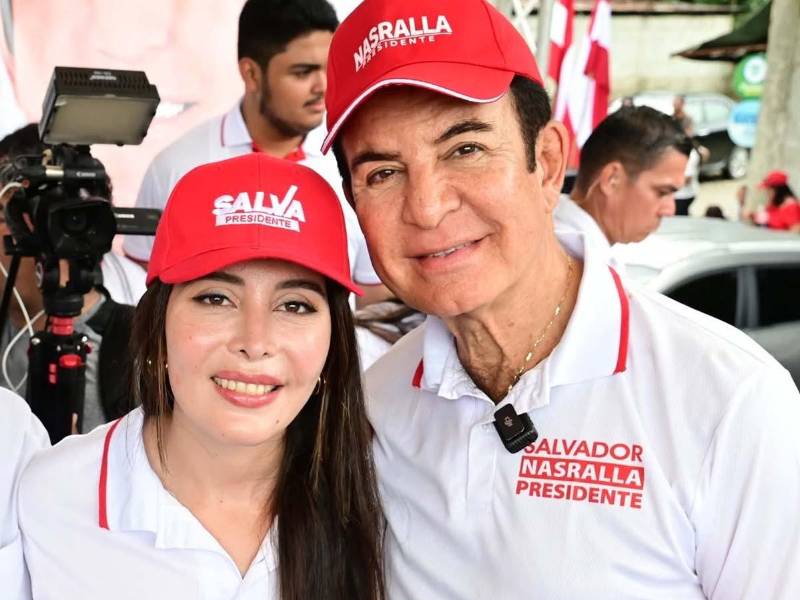 Salvador Nasralla e Iroshka Elvir durante una actividad de la campaña política de las elecciones generales de 2025.