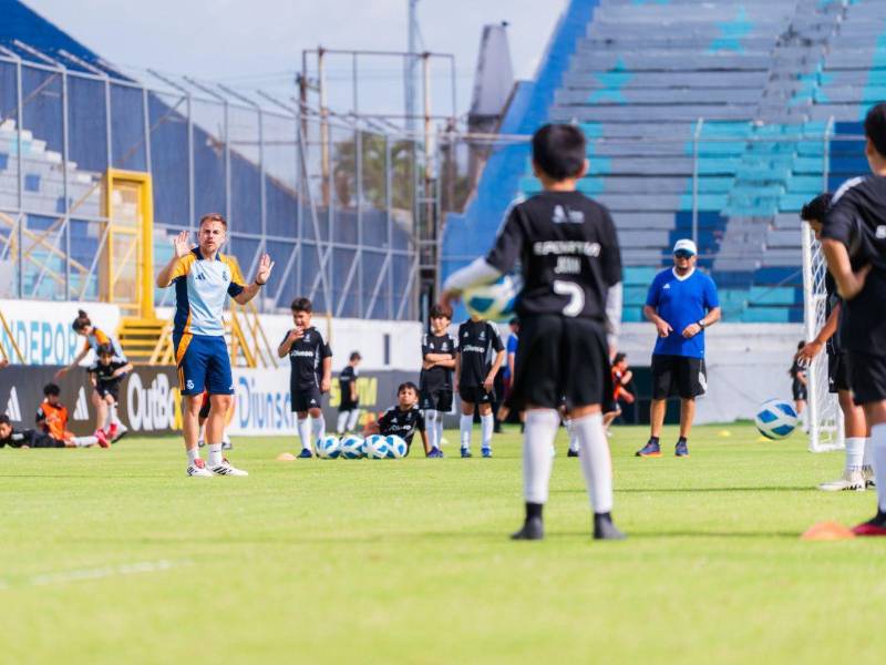Diunsa celebra su 50 aniversario con la llegada de los Clinics de la Fundación Real Madrid a Honduras