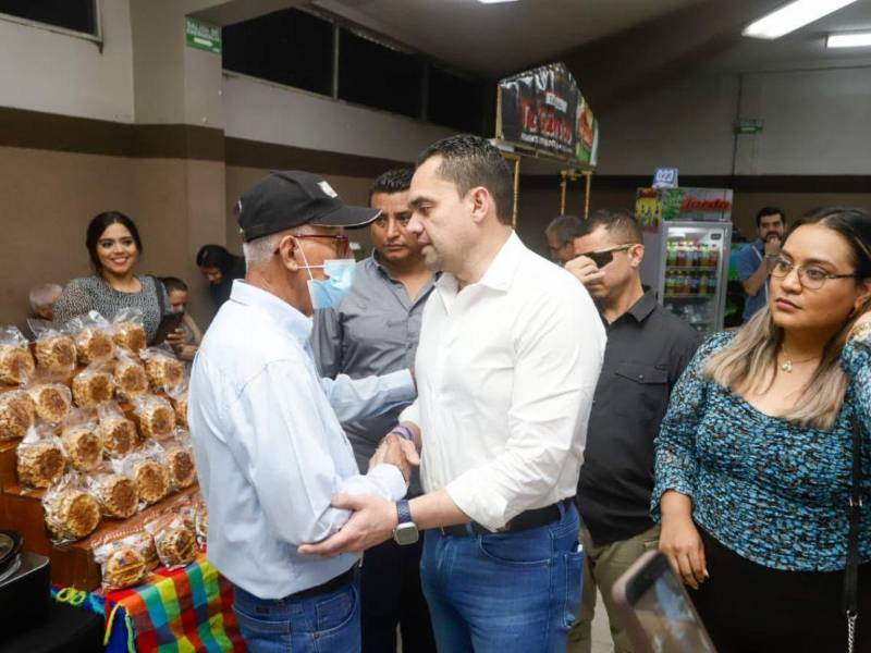 El presidente del CN, Tomás Zambrano, recorrió el Bazar del Sábado donde compartió con los emprendedores.