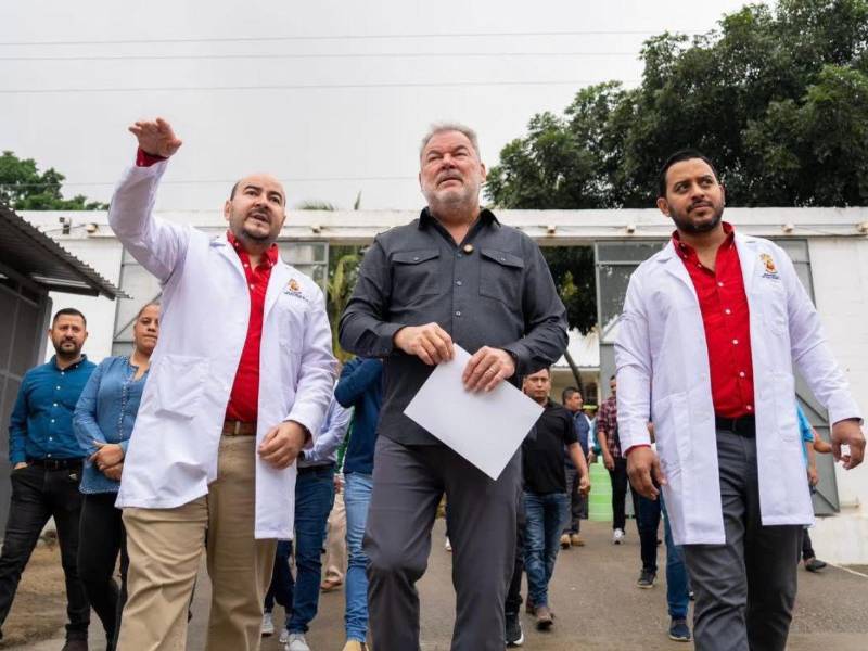 El alcalde Roberto Contreras durante el recorrido en las instalaciones del macrodistrito Las Palmas.