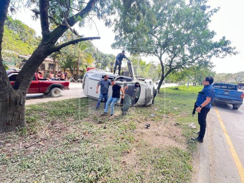 Uno de los implicados intentó huir, pero volcó el vehículo en el que se conducía, lo que permitió su pronta detención por parte de los agentes.