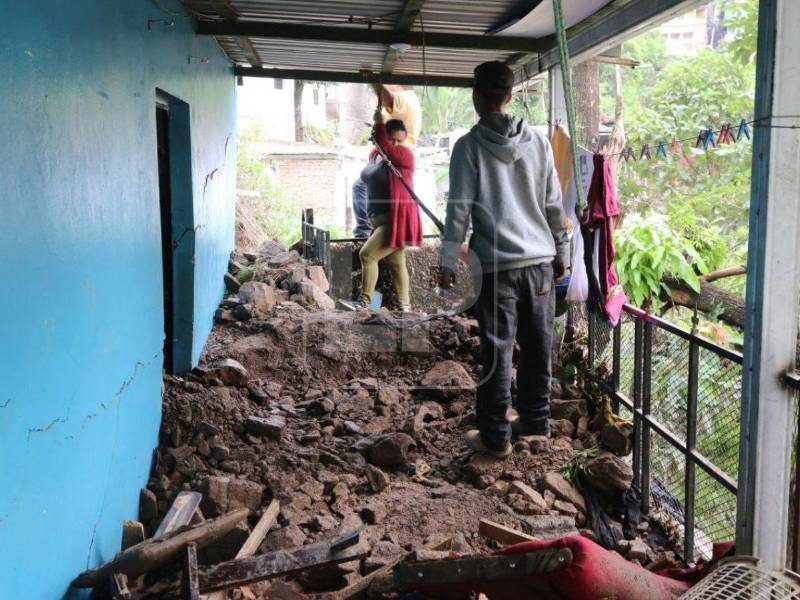 Un deslizamiento afectó 13 viviendas en la colonia Villa Unión de Tegucigalpa.