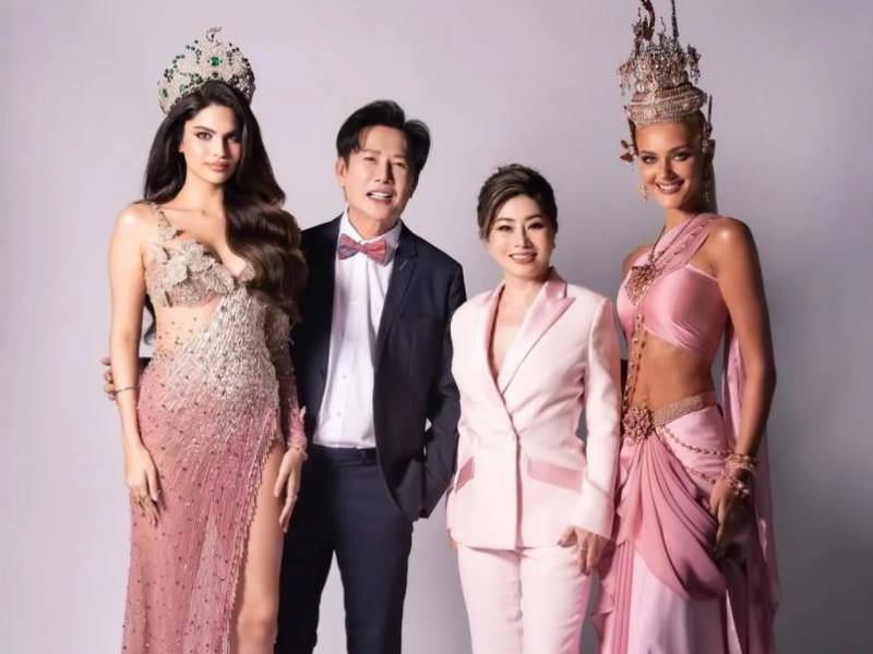 Miss Grand International 2024, Rachel Gupta; Nawat Itsaragrisil, Teresa Chaivisut de Miss Grand International junto a la Miss Universe 2024, Victoria Kjaer.