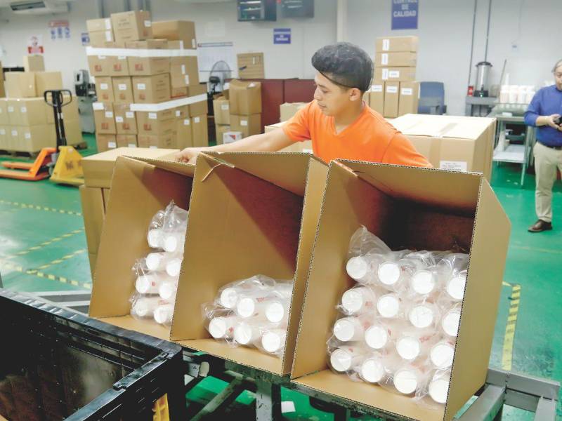 Un joven sampedrano empaca vasos de cartón en la fábrica de El Polvorín.