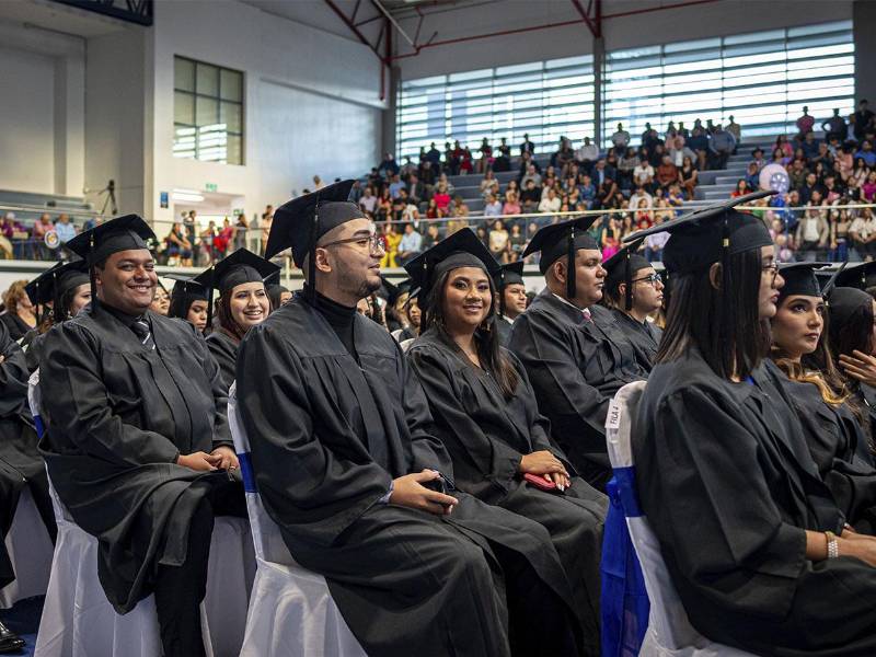 Con sus togas y birretes sonríen a la cámara los nuevos profesionales listos para una nueva etapa.