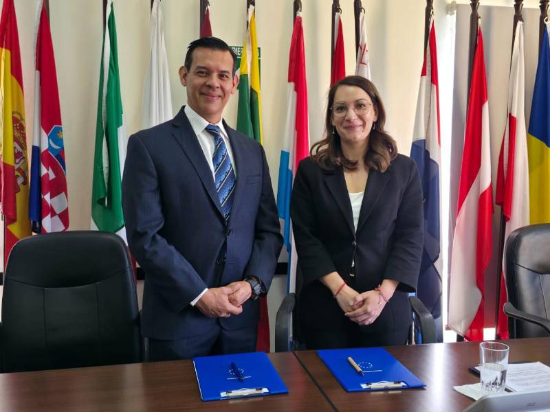 Representantes de Honduras y la Unión Europeo durante la firma del acuerdo.