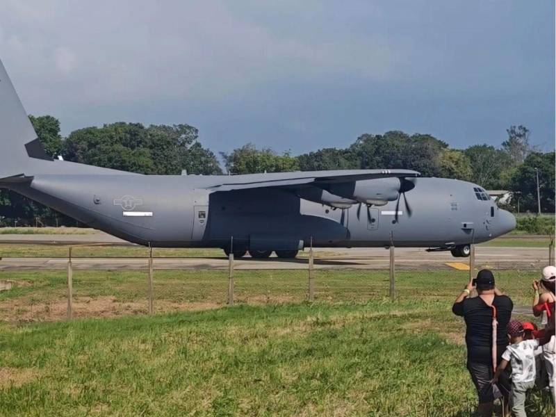 El aeropuerto internacional Juan Manuel Gálvez de Roatán, Islas de la Bahía, fue sede de una visita histórica con la llegada del WC-130J Hércules, la emblemática aeronave del Servicio Meteorológico Nacional de Estados Unidos, conocida como Cazahuracanes.
