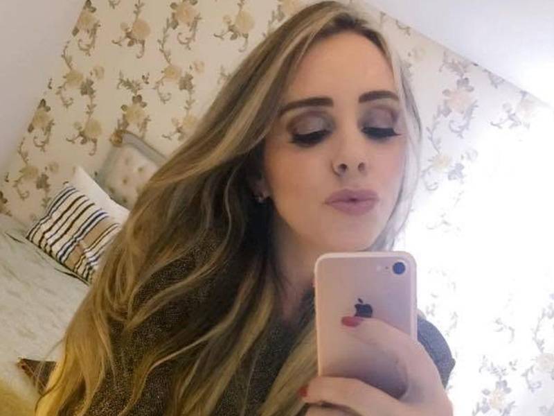 La empresaria brasileña Andreia Vieira Gaspar, de 51 años, murió durante la madrugada del 12 de agosto de 2026, horas después de someterse a una cirugía estética de aproximadamente 10 horas en un hospital de Goiânia, Brasil, donde le realizaron seis procedimientos en el rostro y cuello.