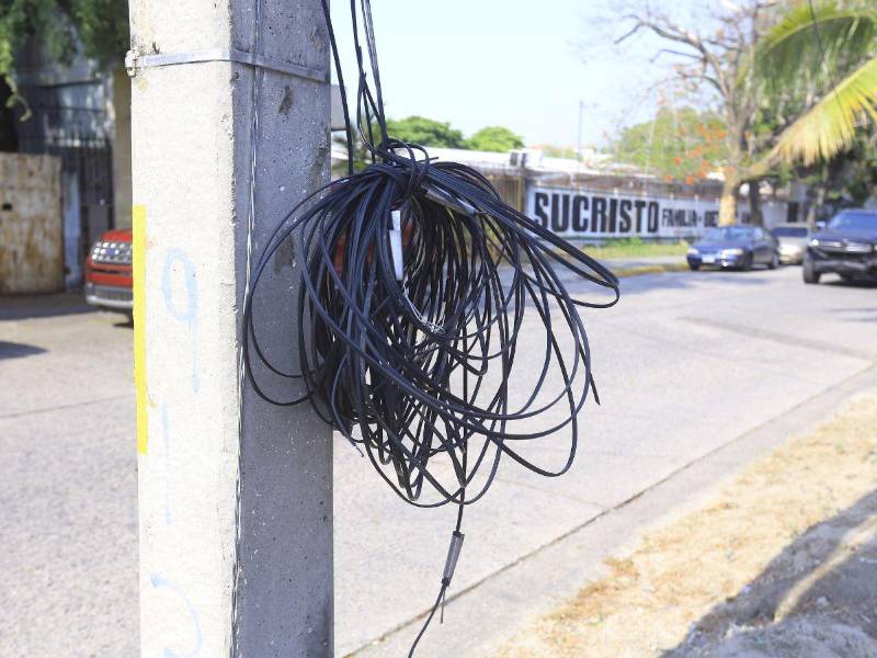 En las calles y avenidas se observan estos rollos de cable en los postes afectando la imagen de la ciudad.
