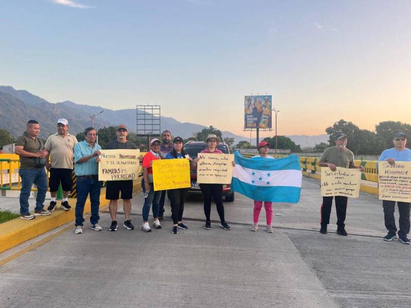 Vecinos de las colonias Jardines del Valle y Violeta piden al alcalde socializar la habilitación de trochas derribando portones y muros llevandose de encuentro la seguridad de sus colonias.