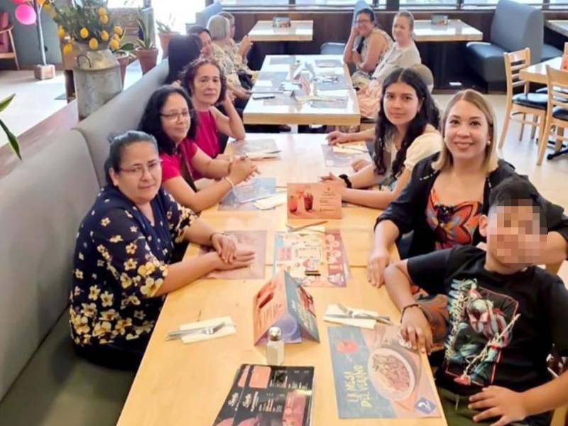 En la foto, aparecen departiendo varias de las víctimas en el viaje a Antigua Guatemala.