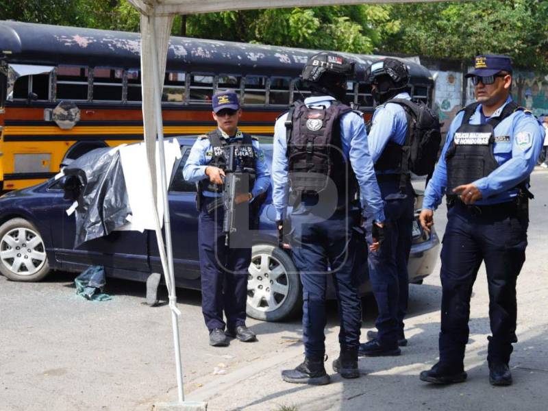 Las víctimas se conducían en un carro color negro cuando fueron interceptadas por un sujeto armado.