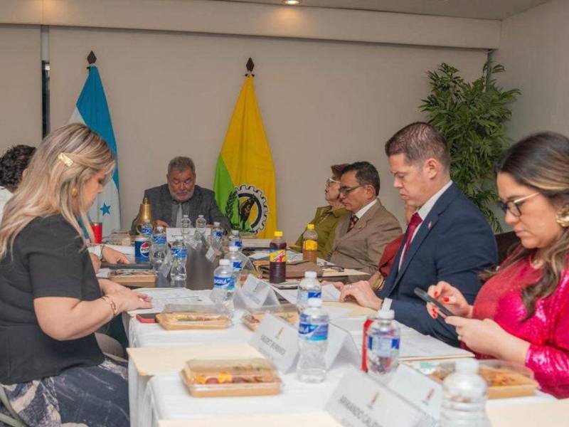 Esta fotografía corresponde a la primera sesión de la nueva Corporación, en ella aparece Kathya Amador, quien ha fungido como gerente de desarrollo económico, pero hoy trasciende que es regidora sin participar en alguna planilla.