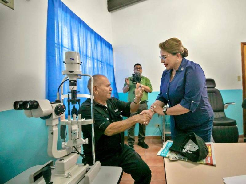 La presidenta Xiomara Castro durante la inauguración de la quinta clínica oftalmológica gratuita en SPS.