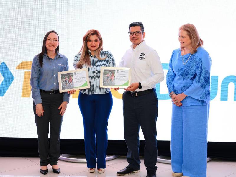 La organización del Bingo de la solidaridad entregó reconocimientos a los representantes de las empresas patrocinadoras del evento.