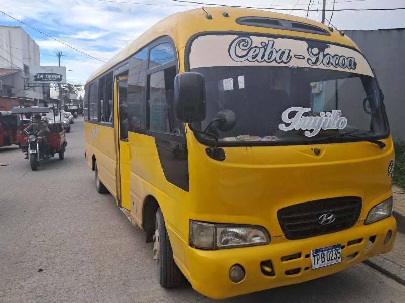 Bus del transporte público de la empresa Barralaga, que cubre la ruta La Ceiba-Tocoa-Trujillo, donde asaltaron a los pasajeros.