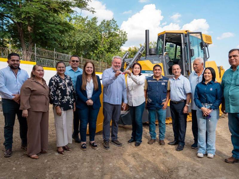 La entrega del tractor fue en San Pedro Sula donde participaron funcionarios de gobierno, diputados y las autoridades municipales.