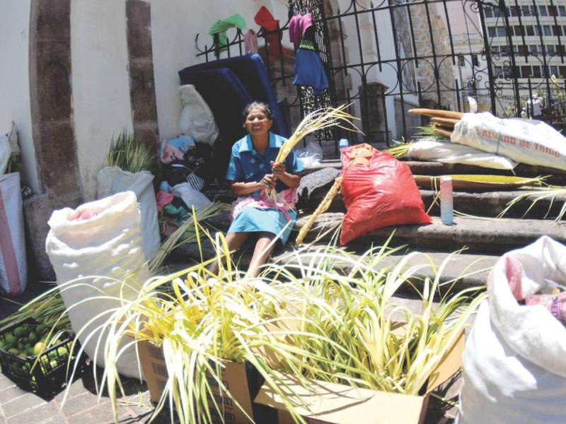 Señora se ubica todos los años en el mismo puesto a ofrecer los ramos para que sean bendecidos en la homilía del Domingo de Ramos.