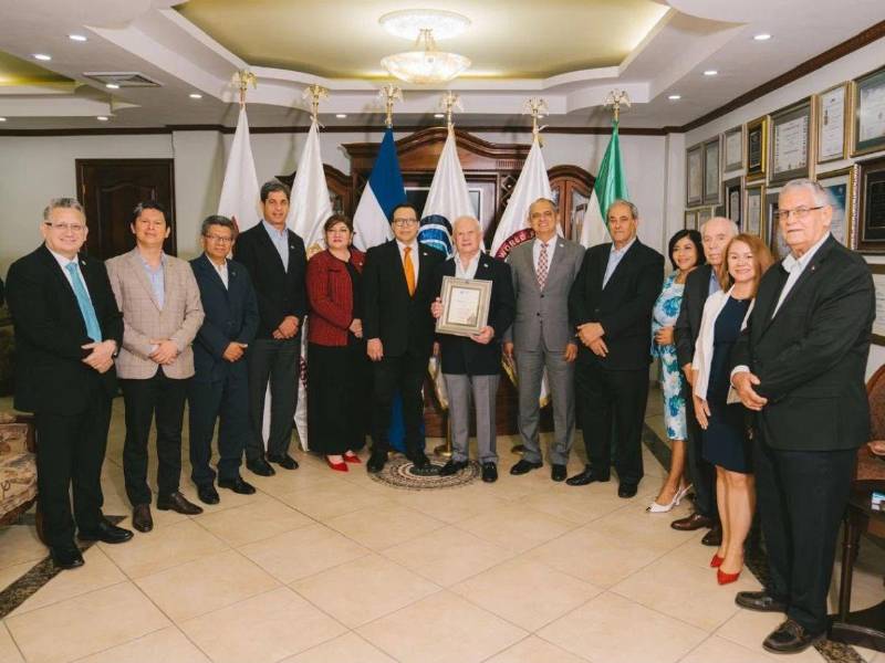 El encuentro destacó los vínculos de cooperación entre UTH y representantes consulares.