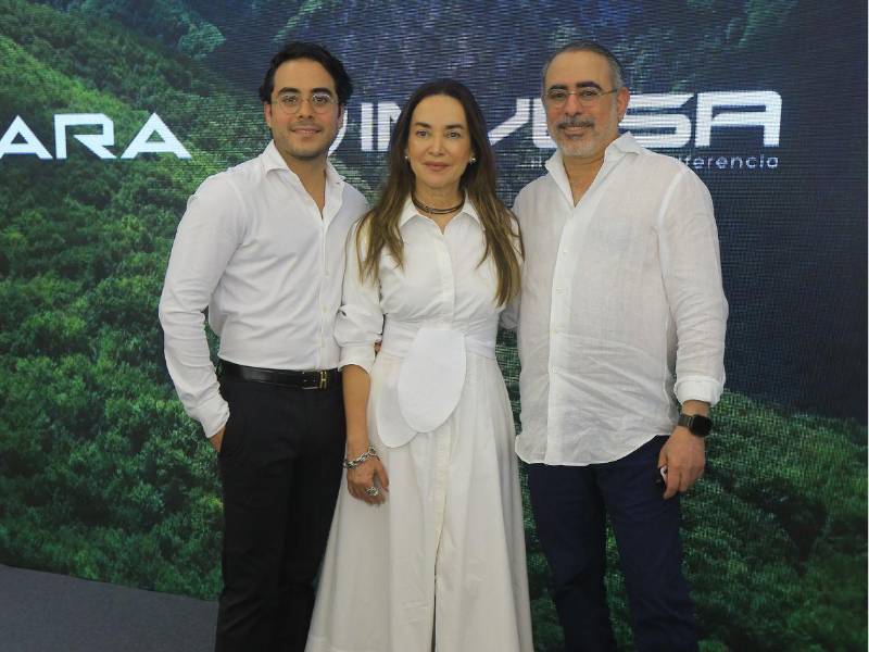 La familia Kafati durante el evento de lanzamiento.
