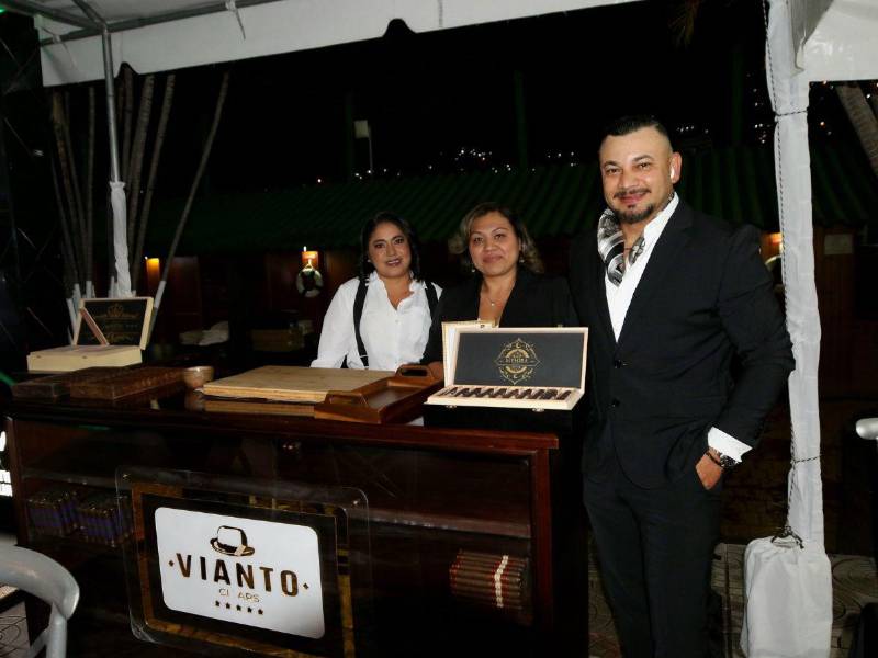 Empresarios y clientes compartieron un ambiente sofisticado de cultura, música y tradición en el Hotel Honduras Maya.